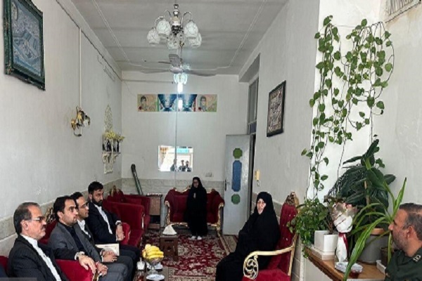 دیدار رئیس سازمان بازرسی کشور با مادر شهیدان یخدانی