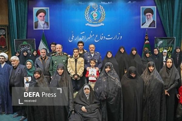 امیر نصیرزاده در دیدار با خانواده شهدای این وزارتخانه: حزبالله در برابر جبهه تاریکی و شیطان هرگز تسلیم نمیشود امیر نصیرزاده در دیدار با خانواده شهدای این وزارتخانه: حزبالله در برابر جبهه تاریکی و شیطان هرگز تسلیم نمیشود