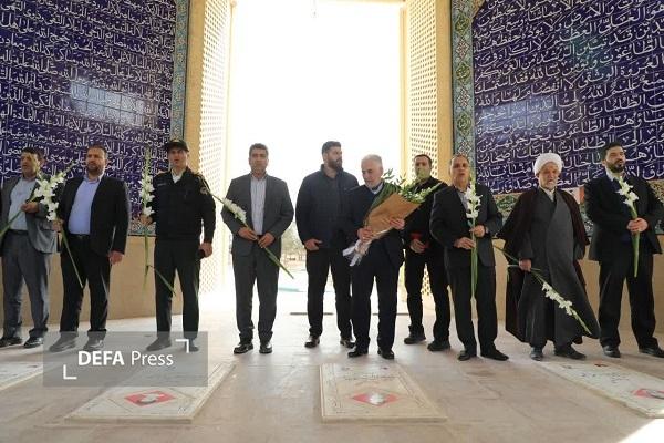 ادای احترام رئیس سازمان ثبت اسناد و املاک و رئیس سازمان زندان‌های کشور به مقام شامخ شهدا+ تصاویر