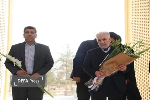 ادای احترام رئیس سازمان ثبت اسناد و املاک و رئیس سازمان زندان‌های کشور به مقام شامخ شهدا+ تصاویر