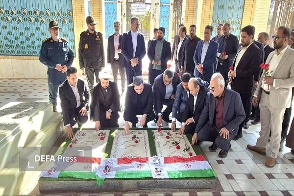 ادای احترام رئیس سازمان ثبت اسناد و املاک و رئیس سازمان زندان‌های کشور به مقام شامخ شهدا+ تصاویر