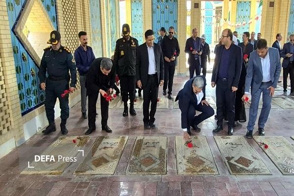 ادای احترام رئیس سازمان ثبت اسناد و املاک و رئیس سازمان زندان‌های کشور به مقام شامخ شهدا+ تصاویر