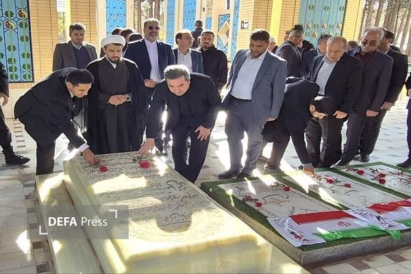 ادای احترام رئیس سازمان ثبت اسناد و املاک و رئیس سازمان زندان‌های کشور به مقام شامخ شهدا+ تصاویر