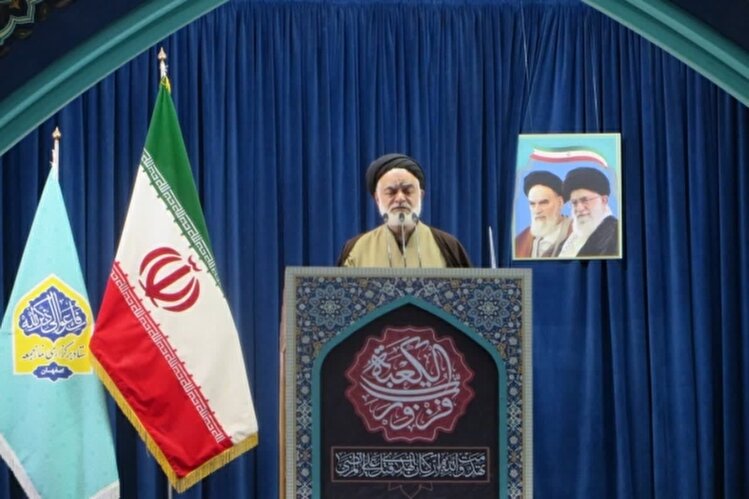 امام‌جمعه موقت اصفهان: تقوا و الگوگیری از اهل‌بیت(ع) تنها راه پیشرفت جامعه اسلامی است  