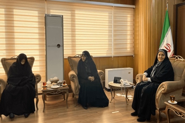 تجلیل وزیر راه و شهرسازی از خانواده ۳ شهید زنجانی