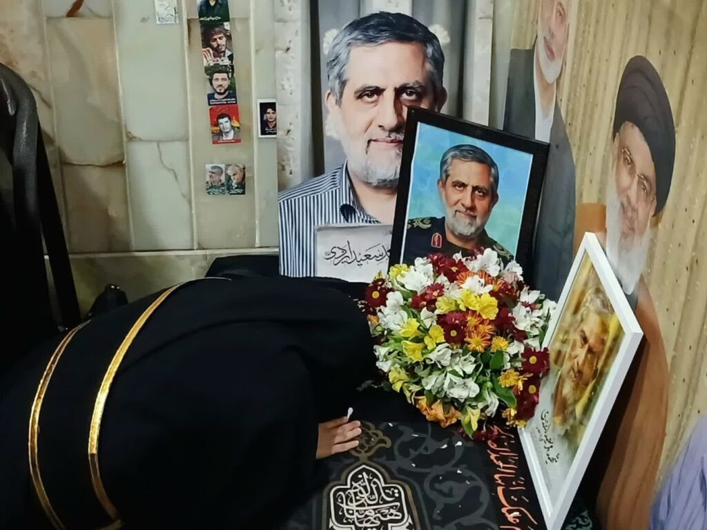 تصاویر/ ادای احترام دختران نوجوان به مزار سردار شهید حاج رمضان در قم