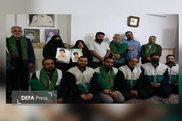 دیدار خادمین کانون ایثار و شهادت با مادر شهید «محمد دولت‌آبادی»