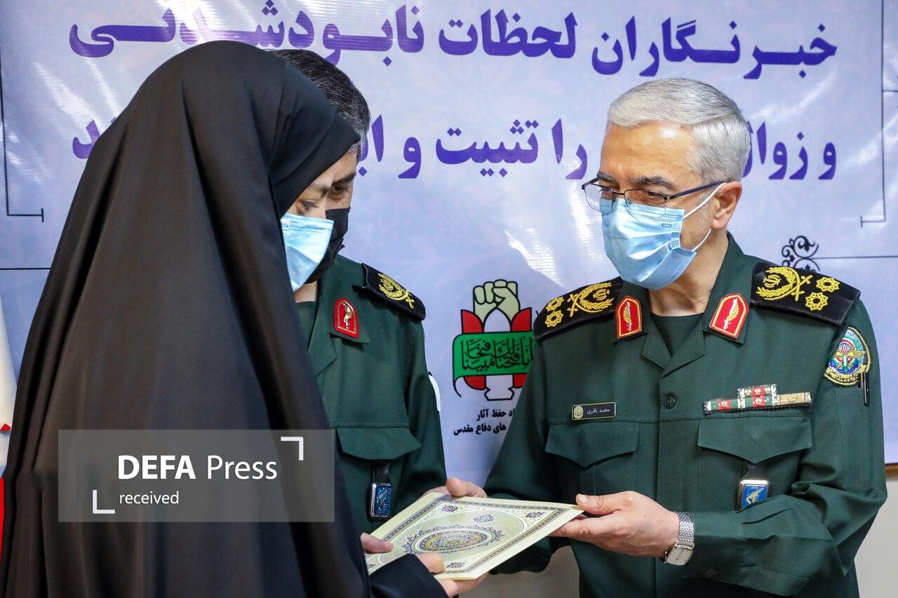 تقدیر پدر شهید از دختر شهیدش+ عکس تقدیر پدر شهید از دختر شهیدش+ عکس