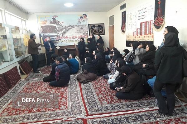 حضور جمعی از دانشجویان در حسینه شهدای غریب اسارت همزمان با روز دانشجو+ تصاویر