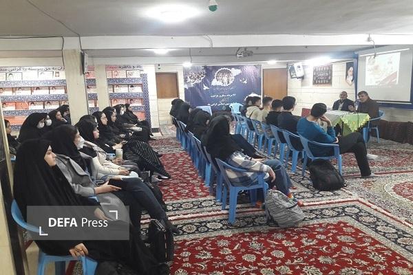 حضور جمعی از دانشجویان در حسینه شهدای غریب اسارت همزمان با روز دانشجو+ تصاویر