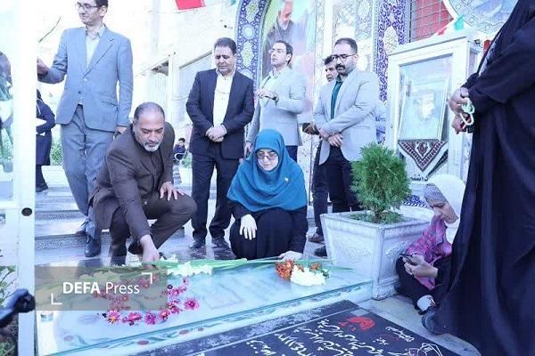 سخنگوی دولت در گلزار شهدای کرمان/ یاد سردار دل‌ها الهام‌بخش ادامه راه خدمت است