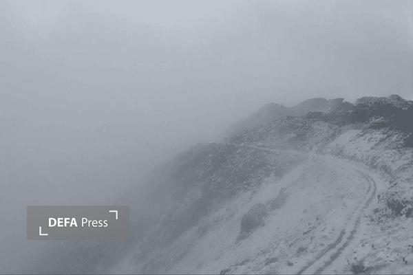 به دلیل بارش برف گردنه تته در شهرستان سروآباد مسدود شد