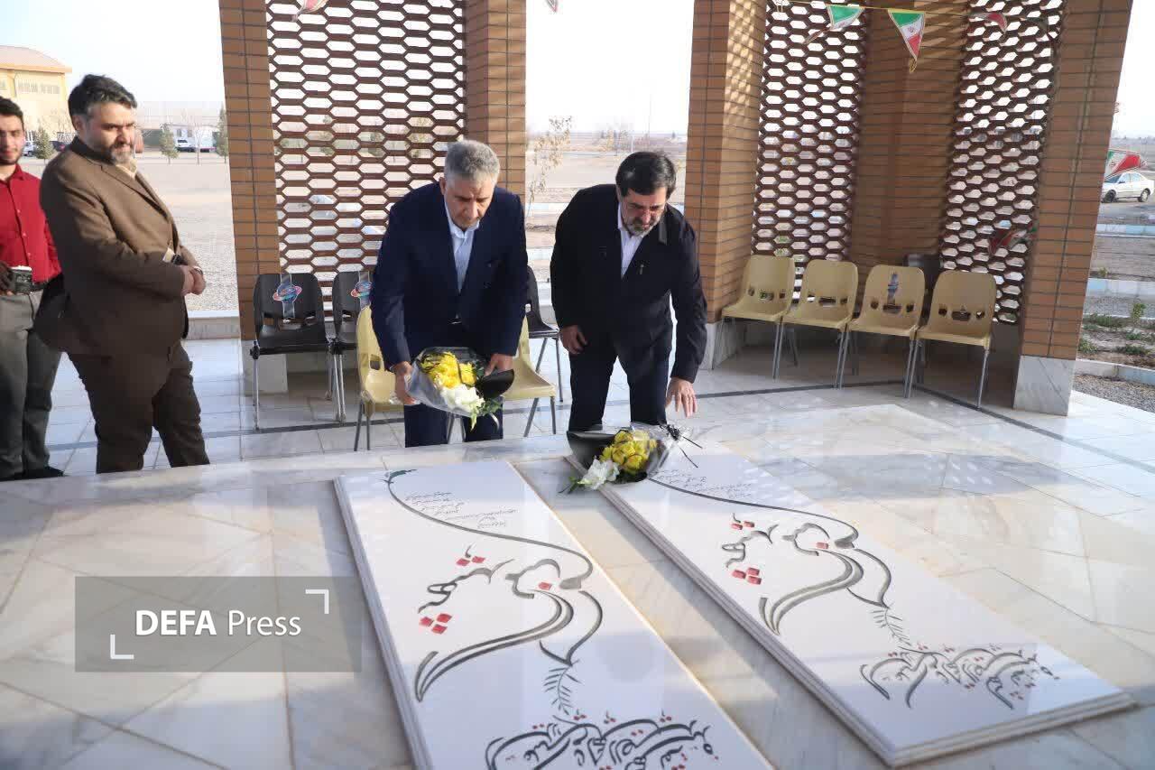 ادای احترام استاندار قم به دو شهید گمنام دانشگاه علوم پزشکی استان ادای احترام استاندار قم به دو شهید گمنام دانشگاه علوم پزشکی استان