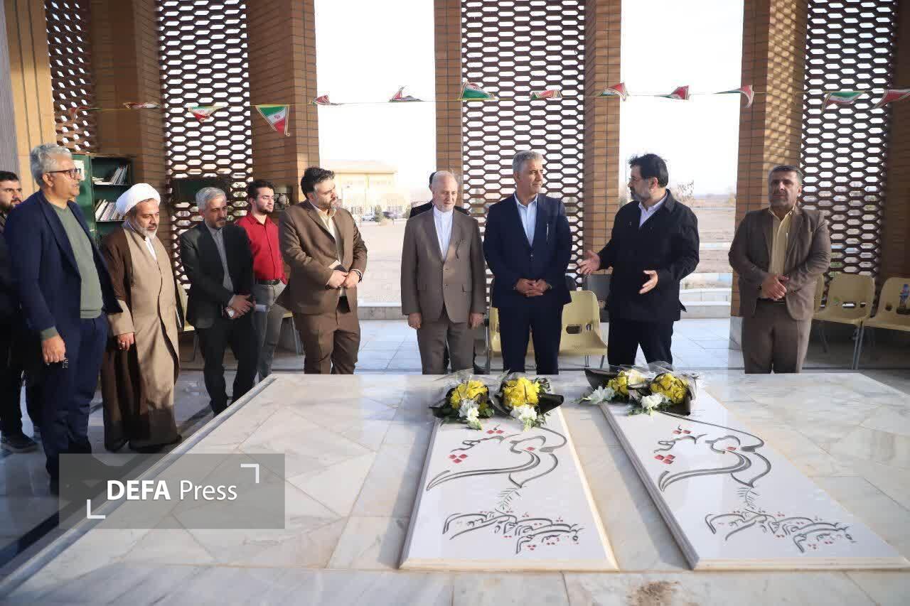 ادای احترام استاندار قم به دو شهید گمنام دانشگاه علوم پزشکی استان ادای احترام استاندار قم به دو شهید گمنام دانشگاه علوم پزشکی استان