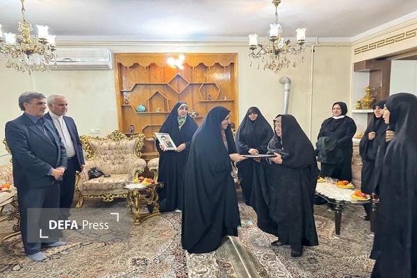 دیدار مشاور وزیر بهداشت در امور شاهد و ایثارگران با همسر شهید «عزیزینسب» دیدار مشاور وزیر بهداشت در امور شاهد و ایثارگران با همسر شهید «عزیزینسب»