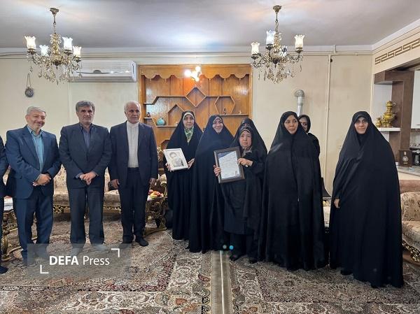 دیدار مشاور وزیر بهداشت در امور شاهد و ایثارگران با همسر شهید «عزیزینسب» دیدار مشاور وزیر بهداشت در امور شاهد و ایثارگران با همسر شهید «عزیزینسب»