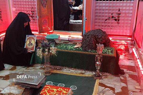 غبارروبی حرم امامزادگان محمد و سکینه خاتون (ع) با دستانی لرزان اما دل‌هایی پر از عشق