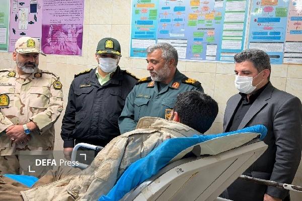 فرماندار مریوان و فرماندهان نظامی از مرزبان مجروح دوپلوره عیادت کردند