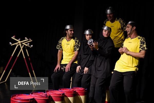 نمایش «اتوبوس» روایت نسل کودکانی است که زیر سایه جنگ بزرگ شدند