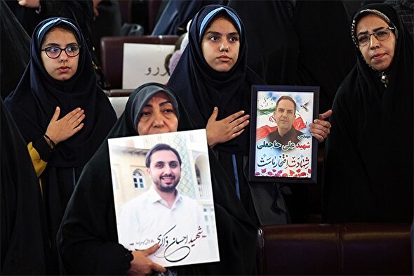 فیلم/ تجلیل از مادران و همسران شهدای جنگ تحمیلی ۱۲ روزه