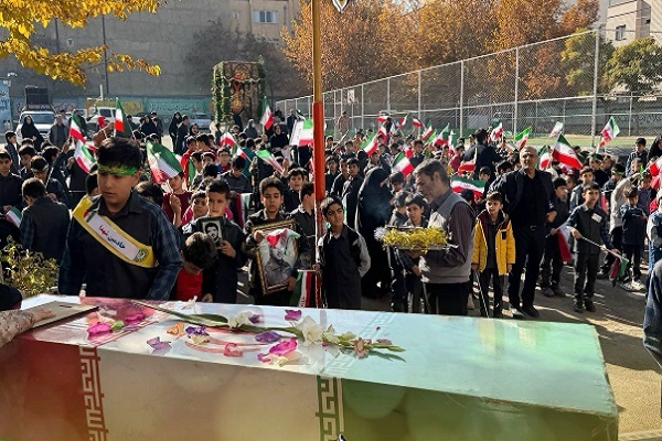 فیلم/ تشییع لاله خوش‌نام دوران دفاع مقدس در دبستان شاهد همدان