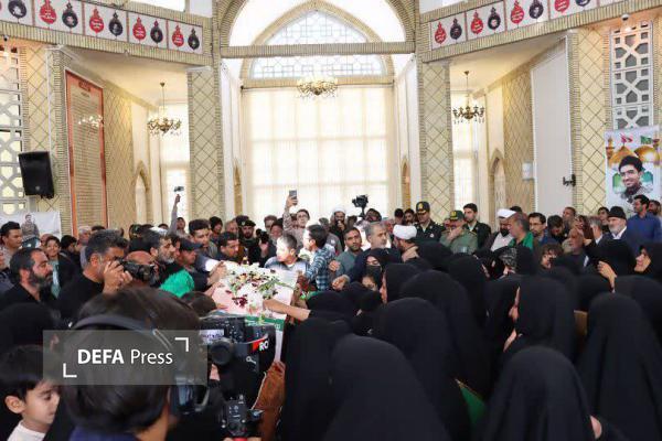 پیکر مطهر شهید گمنام دفاع مقدس مهمان مردم بهاباد شد+ تصاویر