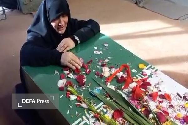 فیلم/ بی‌قراریِ خواهری پای تابوت شهدای گمنام؛ شاید عباسم میان این گل‌ها باشد