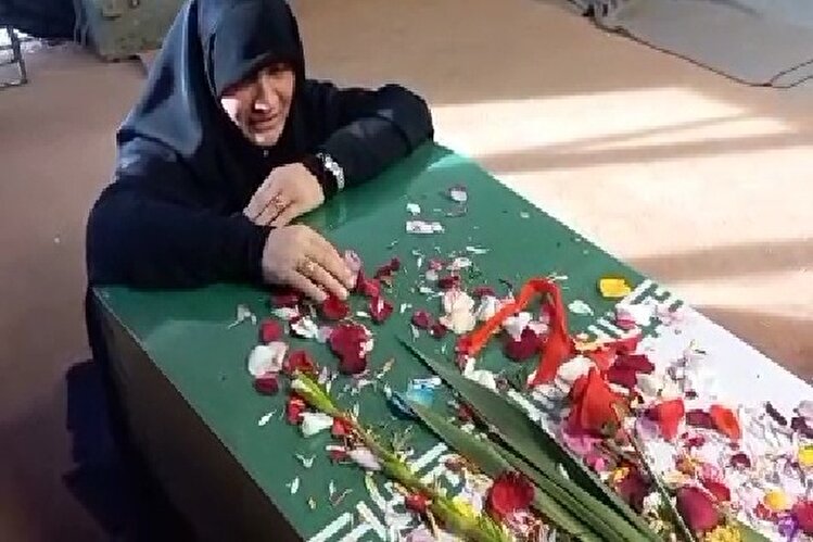 فیلم/ بی‌قراریِ خواهری پای تابوت شهدای گمنام؛ شاید عباسم میان این گل‌ها باشد