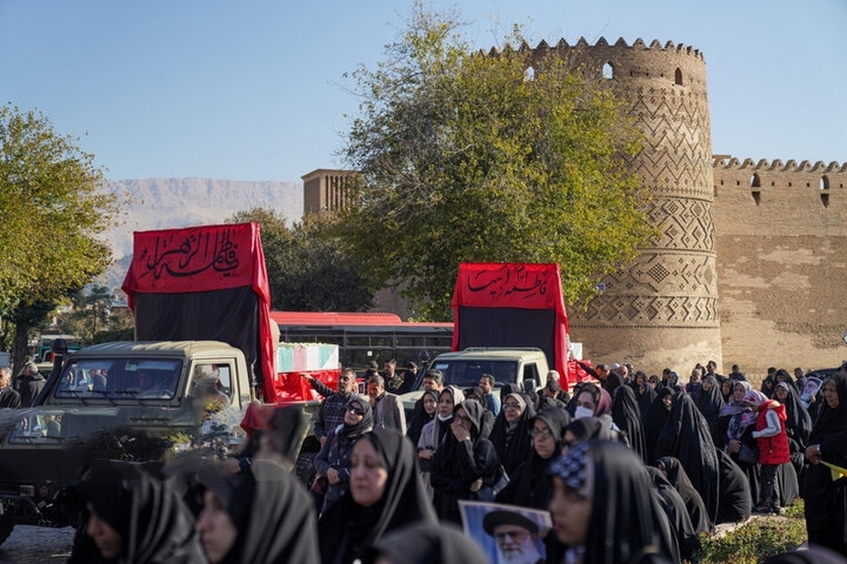تشییع ۱۲ شهید دفاع مقدس همزمان با سالروز شهادت حضرت زهرا (س) در شیراز