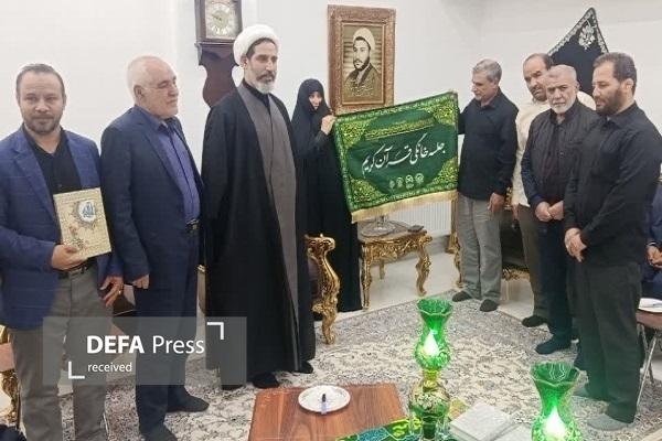 اهدای پرچم جلسات خانگی قرآن به خانواده شهید «عبدالحسین مبشر»
