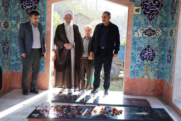 تصاویر/ ادای احترام نماینده ولی فقیه در مازندران به شهدای روستای ملاخیل