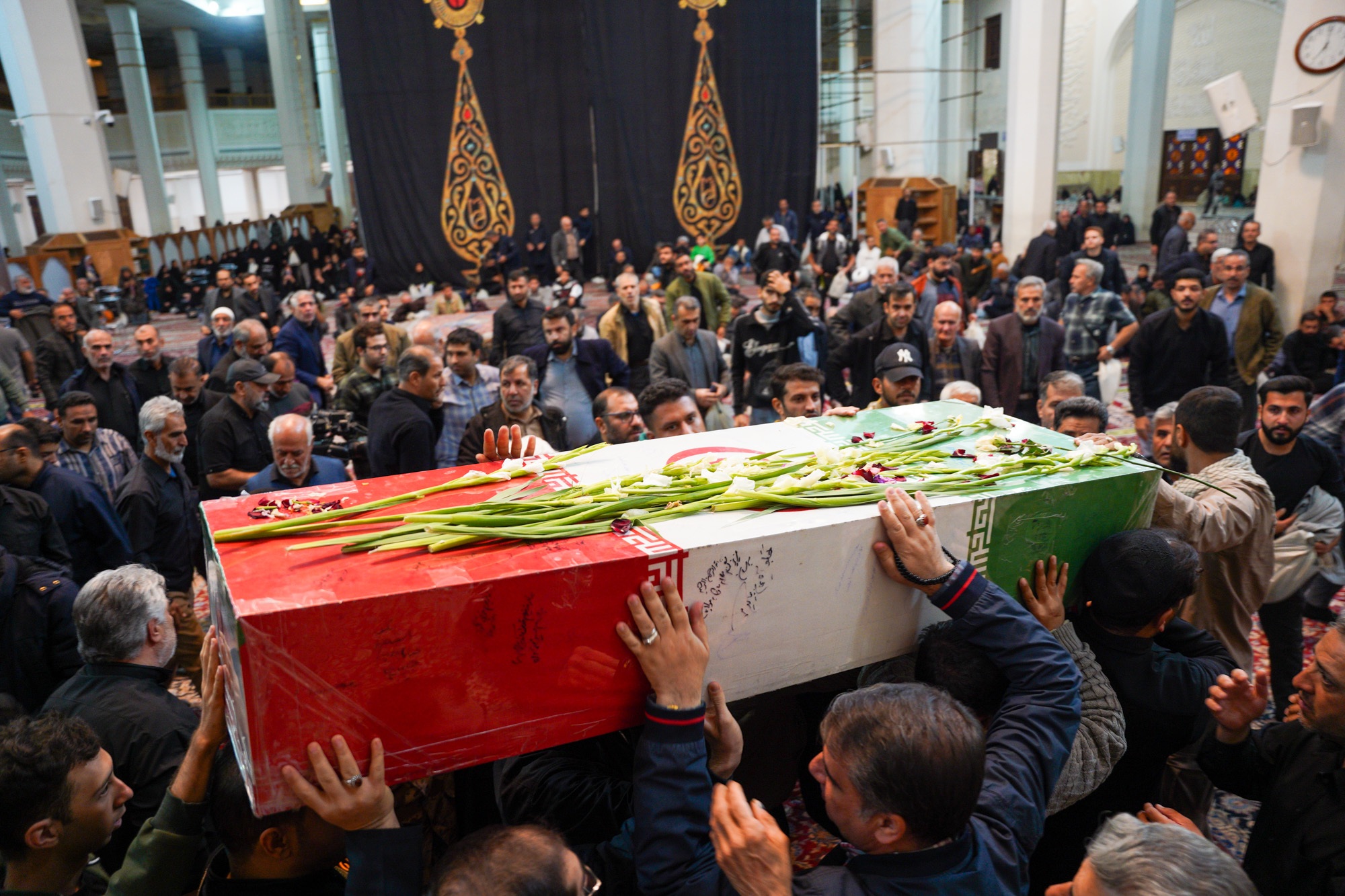 تصاویر/ وداع با پیکر شش شهید گمنام در شب شهادت حضرت زهرا (س) در شیراز