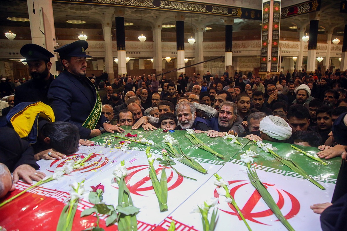 تصاویر/ وداع زائران حرم حضرت معصومه (س) با پیکر‌های مطهر ۷ شهید گمنام دفاع مقدس