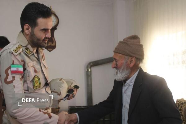 دیدار فرمانده گروهان مرزی نوخندان با خانواده‌های شهدا+ تصاویر