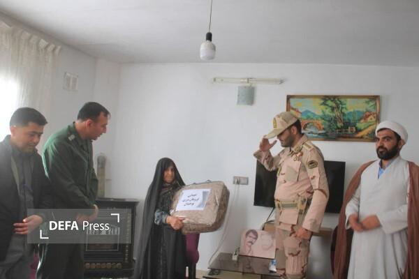 دیدار فرمانده گروهان مرزی نوخندان با خانواده‌های شهدا+ تصاویر