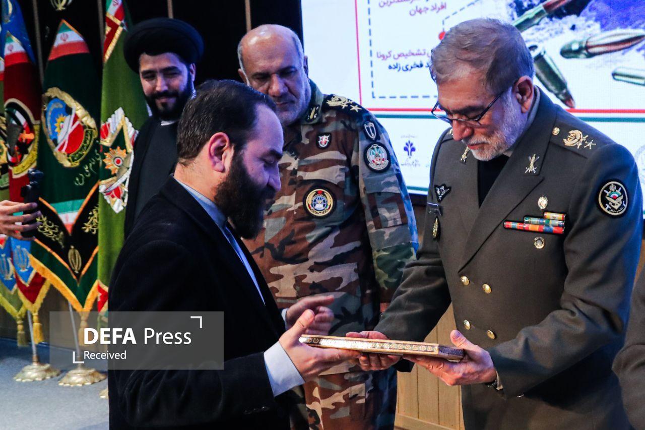 تجلیل از خانواده شهید فخریزاده در همایش ملی علوم و فناوریهای نوظهور و شالوده شکن تجلیل از خانواده شهید فخریزاده در همایش ملی علوم و فناوریهای نوظهور و شالوده شکن