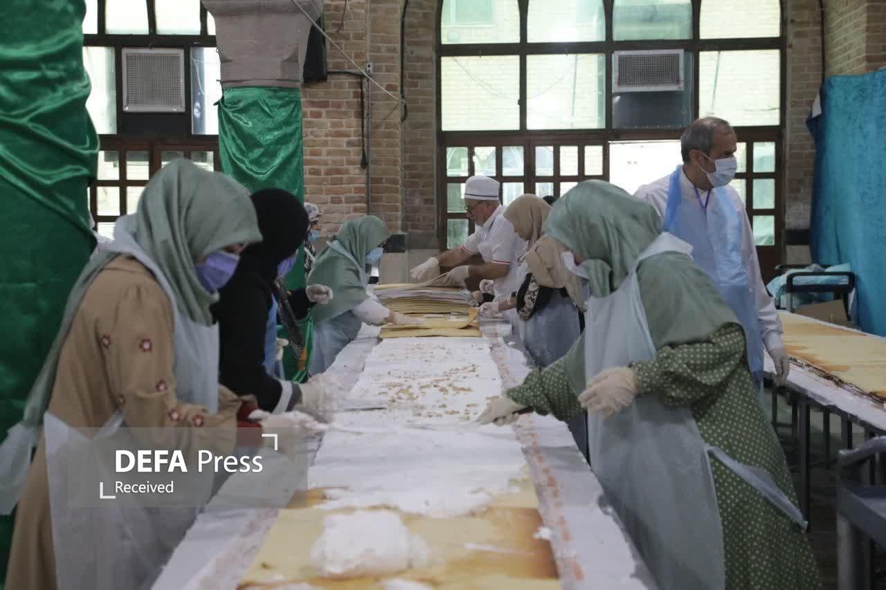 توزیع کیک بزرگ ۲۰ هزار نفری به مناسبت میلاد حضرت زهرا (س) توزیع کیک بزرگ ۲۰ هزار نفری به مناسبت میلاد حضرت زهرا (س)