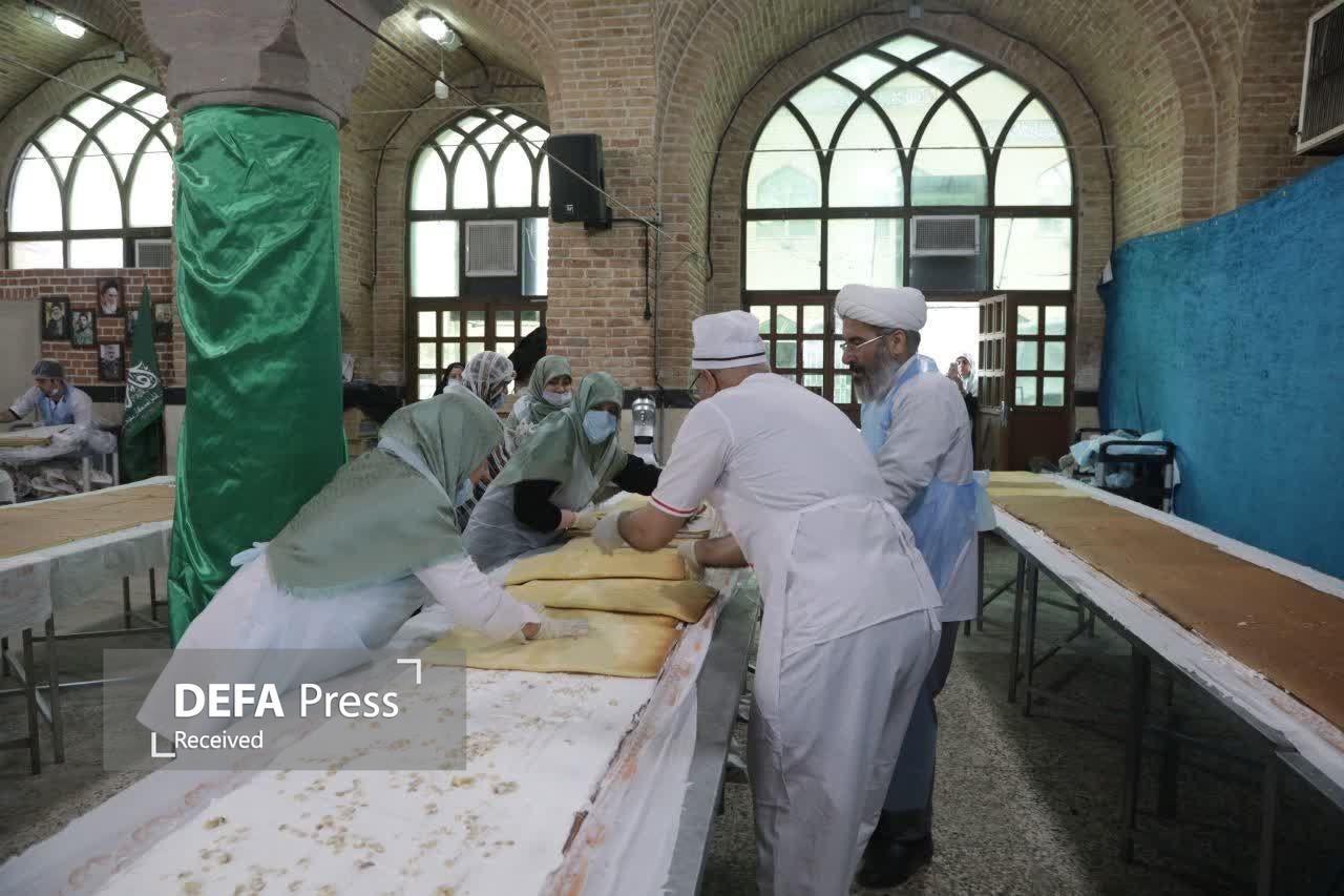 توزیع کیک بزرگ ۲۰ هزار نفری به مناسبت میلاد حضرت زهرا (س) توزیع کیک بزرگ ۲۰ هزار نفری به مناسبت میلاد حضرت زهرا (س)