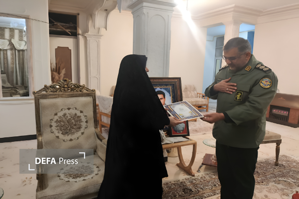 تجلیل مدیرکل حفظ آثار دفاع مقدس کهگیلویه و بویراحمد از خانواده شهدا+ تصاویر