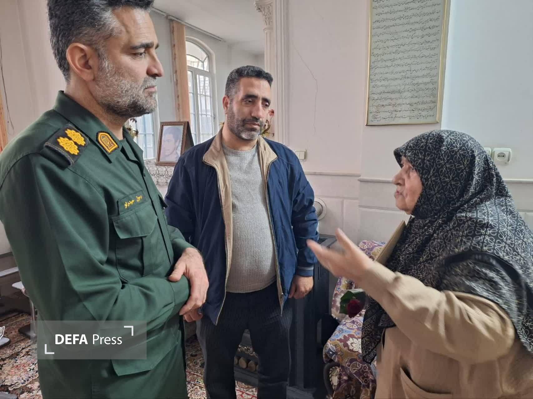 تجلیل مسئول بسیج رسانه قم از ام الشهید «اسماعیل شریعتی» تجلیل مسئول بسیج رسانه قم از ام الشهید «اسماعیل شریعتی»