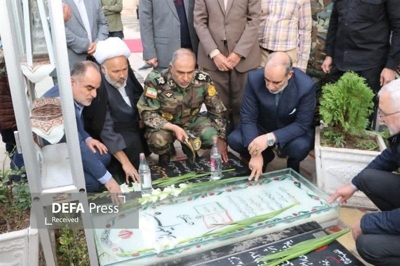 حضور فرمانده نزاجا بر مزار سپهبد شهید قاسم سلیمانی حضور فرمانده نزاجا بر مزار سپهبد شهید قاسم سلیمانی