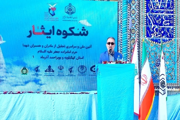 خانواده‌های شهدا چراغ نسل امروز هستند