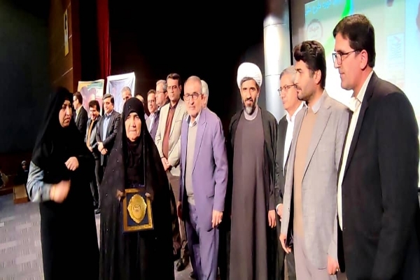 تجلیل از خانواده شهید دانشجو «برزو فروتنی» در قالب طرح یادیار جهاد دانشگاهی