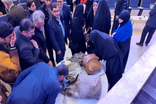 مادر شهیدان «امینینور» گنجینه خاطرات شهید خود را به موزه دفاع مقدس سپرد مادر شهیدان «امینینور» گنجینه خاطرات شهید خود را به موزه دفاع مقدس سپرد