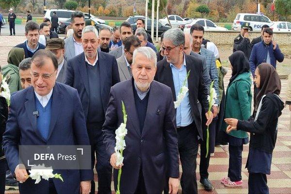 ادای احترام وزیر میراث فرهنگی به شهدای گلستان
