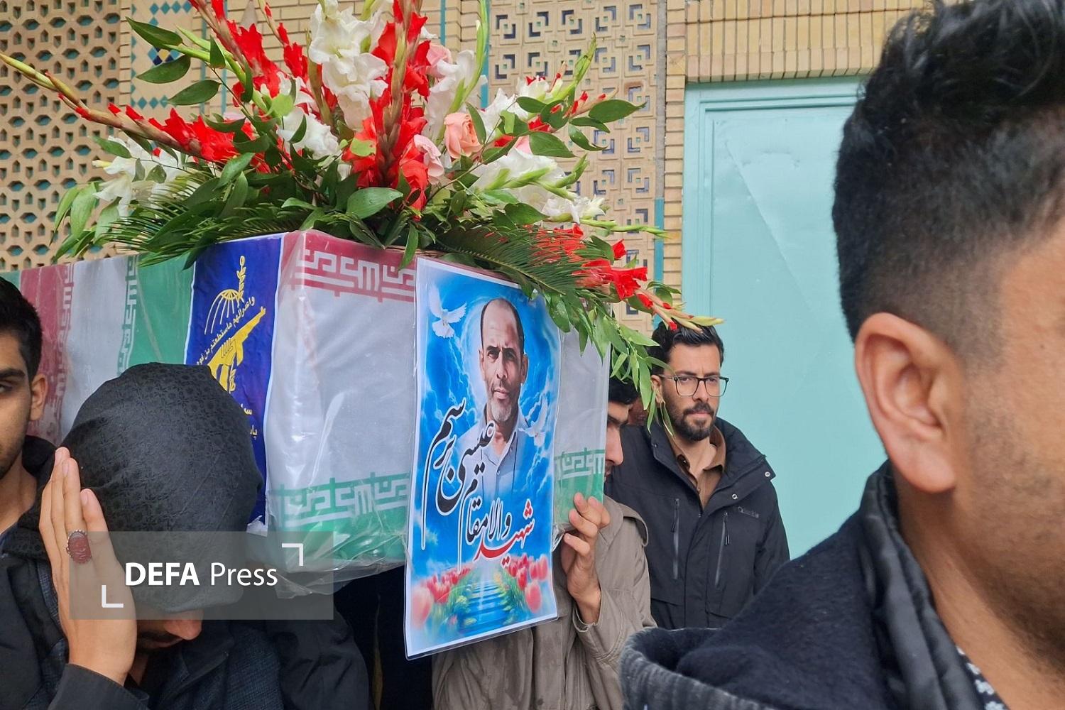 پیکر شهیدان حادثه تروریستی فهرج با حضور باشکوه مردم شهیدپرور بم تشییع شد+تصاویر پیکر شهیدان حادثه تروریستی فهرج با حضور باشکوه مردم شهیدپرور بم تشییع شد+تصاویر