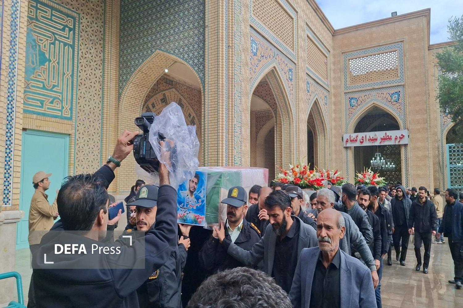 پیکر شهیدان حادثه تروریستی فهرج با حضور باشکوه مردم شهیدپرور بم تشییع شد+تصاویر پیکر شهیدان حادثه تروریستی فهرج با حضور باشکوه مردم شهیدپرور بم تشییع شد+تصاویر