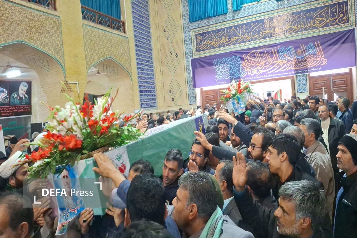 پیکر شهیدان حادثه تروریستی فهرج با حضور باشکوه مردم شهیدپرور بم تشییع شد+تصاویر پیکر شهیدان حادثه تروریستی فهرج با حضور باشکوه مردم شهیدپرور بم تشییع شد+تصاویر