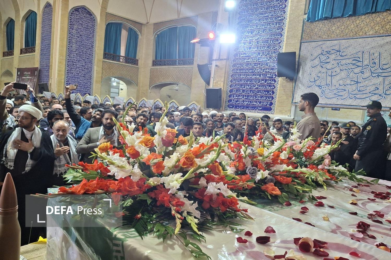 پیکر شهیدان حادثه تروریستی فهرج با حضور باشکوه مردم شهیدپرور بم تشییع شد+تصاویر پیکر شهیدان حادثه تروریستی فهرج با حضور باشکوه مردم شهیدپرور بم تشییع شد+تصاویر