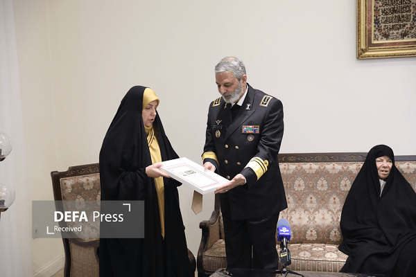 اعطای درجه سپهبدی شهید محمد باقری به خانواده ایشان+ فیلم و تصاویر اعطای درجه سپهبدی شهید محمد باقری به خانواده ایشان+ فیلم و تصاویر